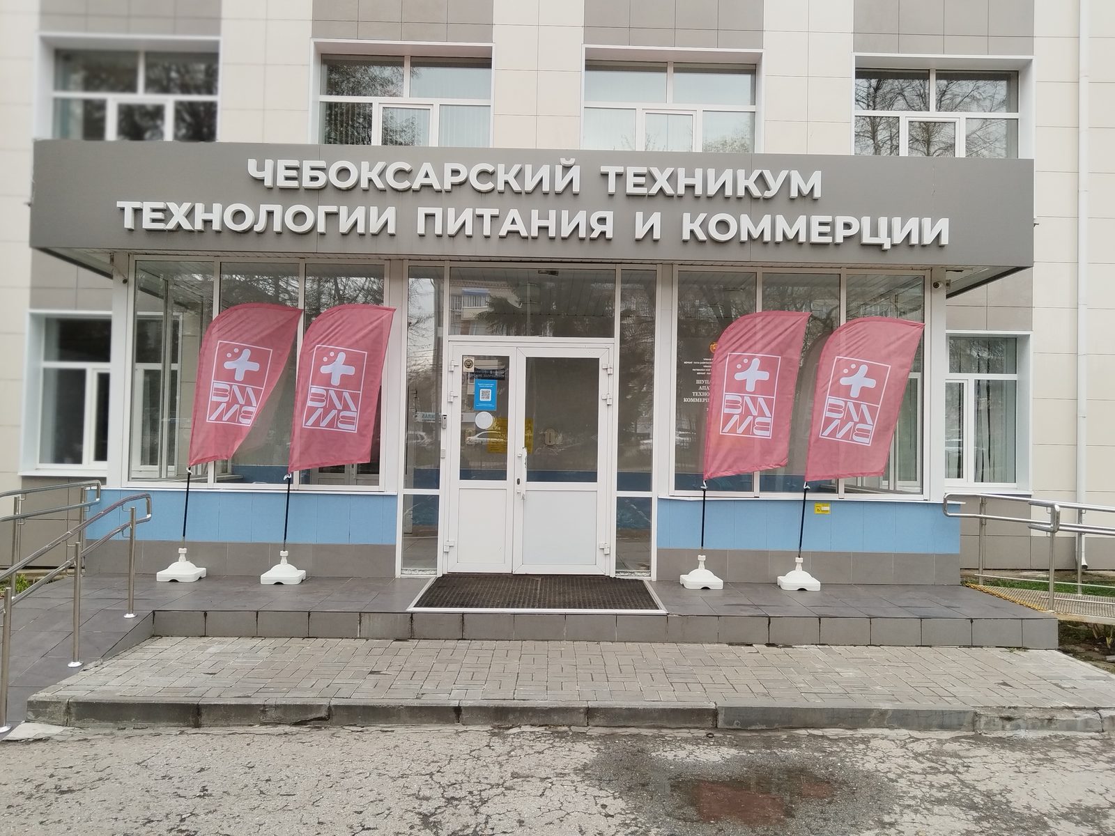 Флаги-виндеры у входа в здание